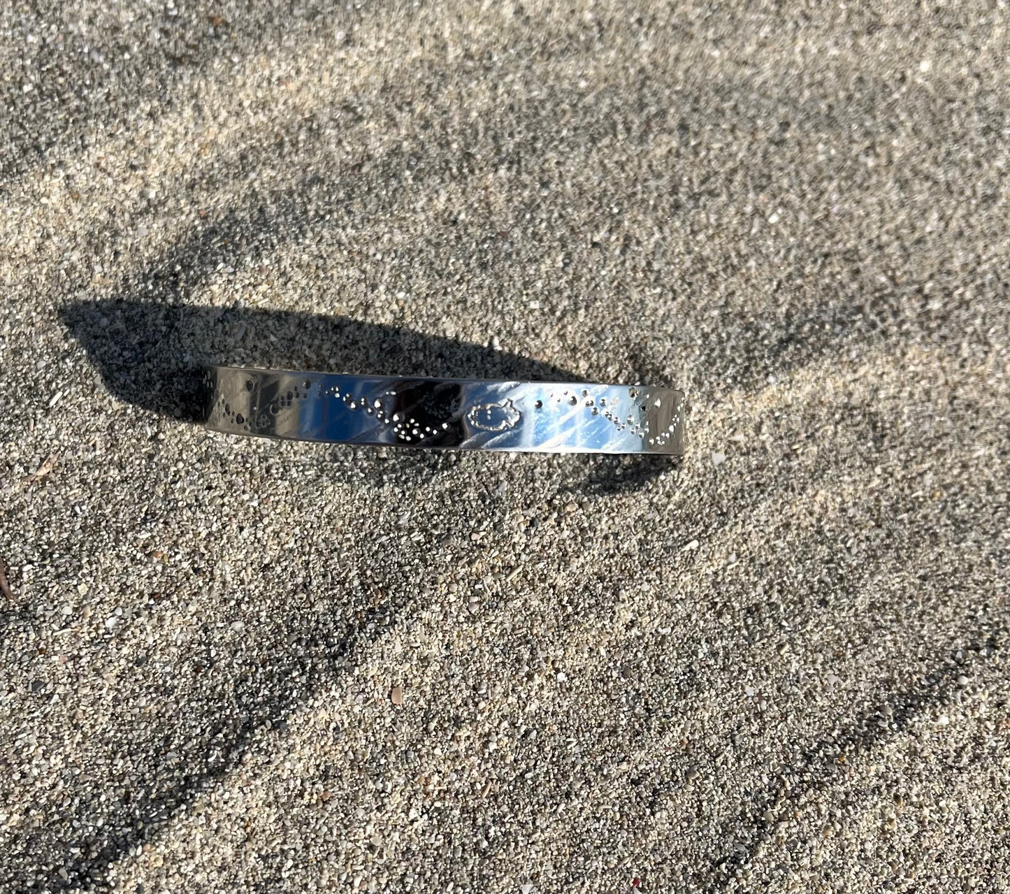 A Peace of Ibiza Silberfarbener Armreif mit Inselaufdruck