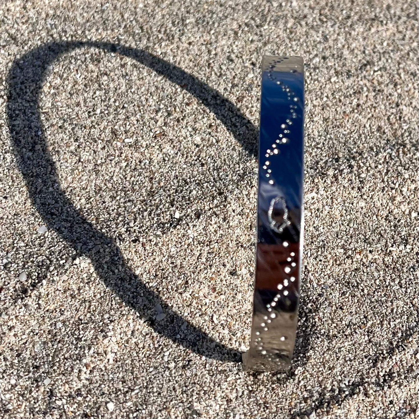 A Peace of Ibiza Silberfarbener Armreif mit Inselaufdruck