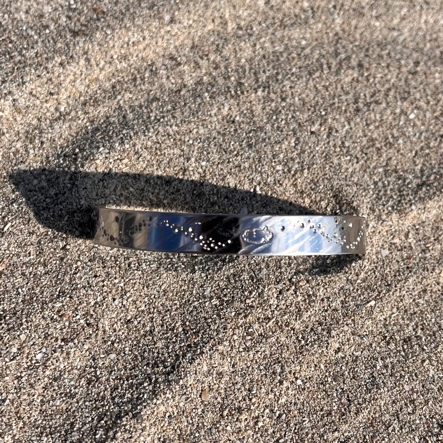A Peace of Ibiza Silberfarbener Armreif mit Inselaufdruck