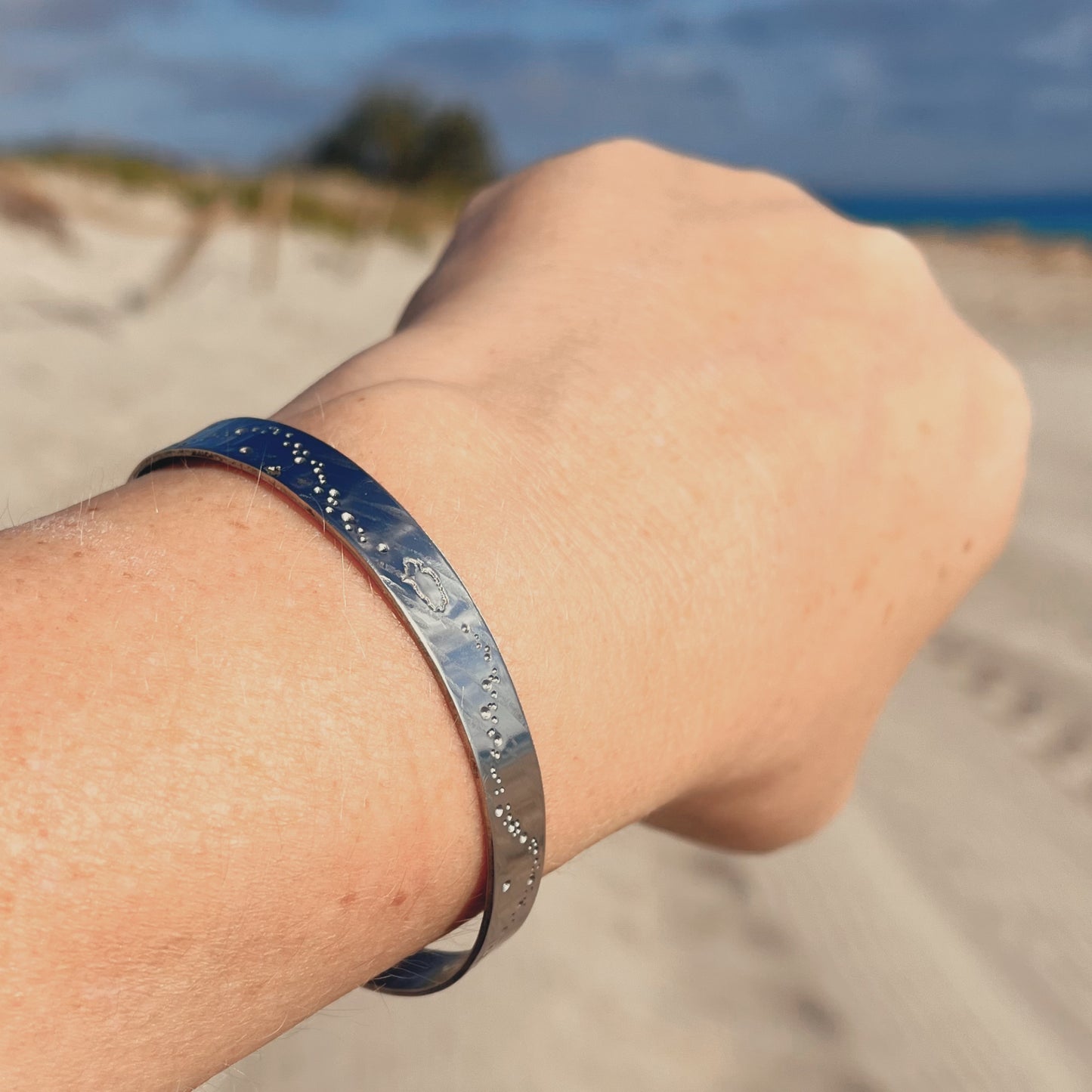 A Peace of Ibiza Silberfarbener Armreif mit Inselaufdruck